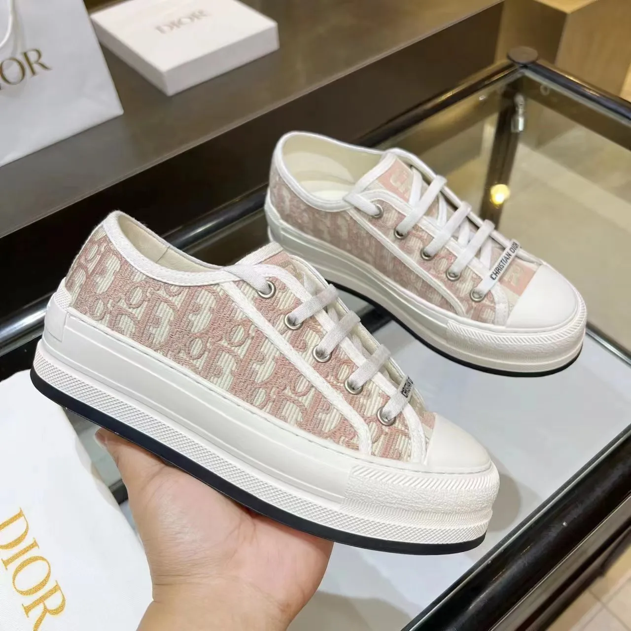 👟👟Ex-factory price 520👟👟 Dior’s 2025 Walk ‘n’ Dior embroidered mid-top casual shoes are new. On the fashion stage, Dior embroidered shoes are the well-deserved protagonist. Delicate stitching is used on the upper, every stitch is devoted to the craftsman's efforts, and every thread is woven with artistic poetry. From complex floral patterns to smart geometric textures, embroidery is like the magic that gives shoes life, allowing them to show dynamic beauty even in static conditions.   Wearing Dior embroidered shoes feels like stepping into a dream world full of art. It is not only a pair of shoes, but also a walking piece of art that perfectly integrates fashion and culture. Whether you are strolling on the bustling city streets or attending important social occasions, Dior embroidered shoes can add unique charm to your style and become the focus of everyone's attention.   Choosing Dior embroidered shoes means choosing a persistent pursuit of quality and a unique understanding of fashion. Let it accompany you through every wonderful moment and leave your own fashion mark.  Material: Sheepskin lining, feet, silk cowhide, size 35-41, heel height 5cm